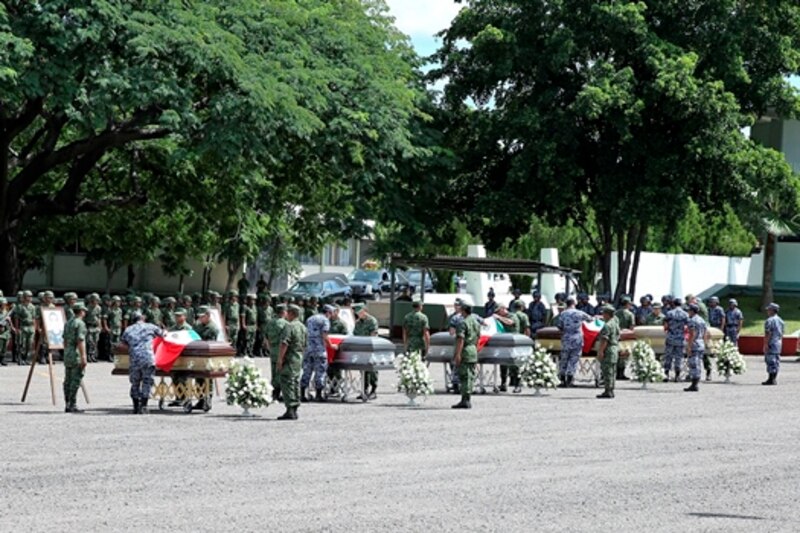 Soldados mexicanos rinden homenaje a sus compañeros caídos