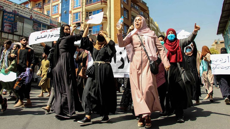 Protesta de mujeres afganas contra los talibanes