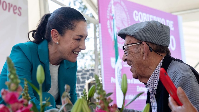 La Jefa de Gobierno, Claudia Sheinbaum, saluda a un adulto mayor durante un evento en la Ciudad de México.