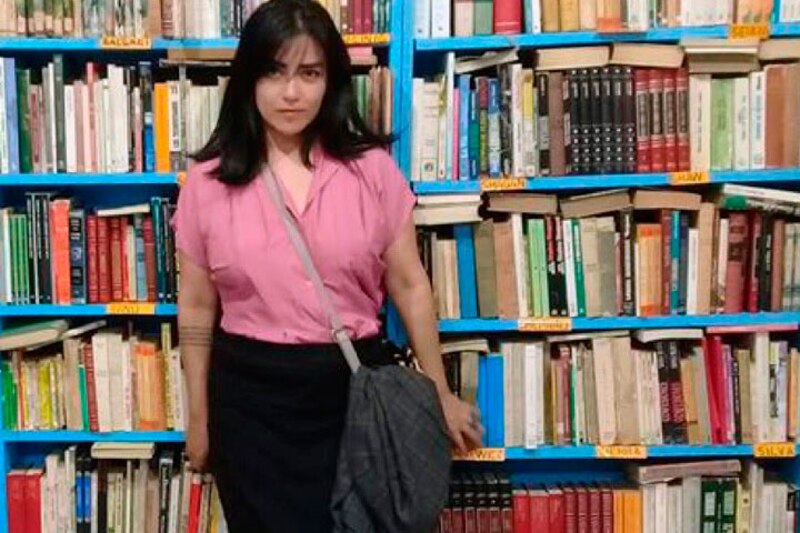 La escritora mexicana Guadalupe Nettel en una biblioteca
