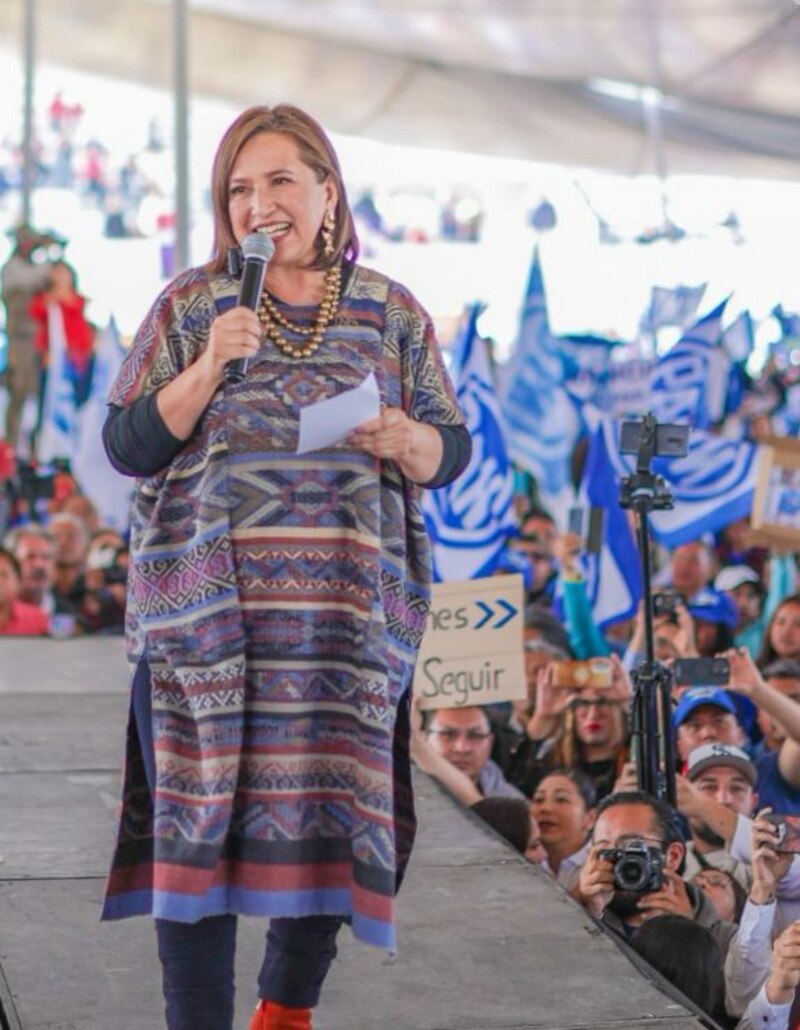 La presidenta de Chile, Michelle Bachelet, da un discurso ante una multitud.