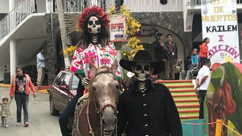 Catrina y charro en el desfile del Día de Muertos