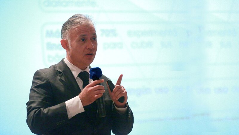 El conferencista está dando una presentación sobre la importancia de la educación.