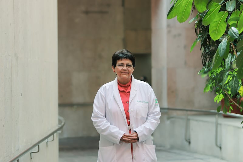 La doctora Rosa Escobar, jefa de servicio de Electromiogafía y Distrofia Muscular, del Instituto Nacional de Rehabilitación “Luis Guillermo Ibarra Ibarra”, especialista en la atención a pacientes con esta enfermedad genética, hereditaria, incurable, pero tratable