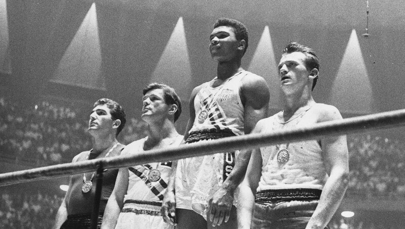 Muhammad Ali en el podio de los Juegos Olímpicos de Roma 1960