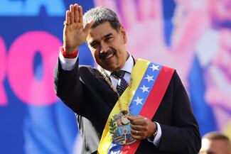 Maduro asume entre aplausos oficialistas y acusaciones de “fraude” 