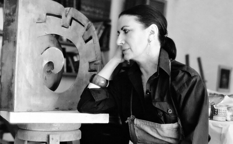 La artista Gego en su estudio