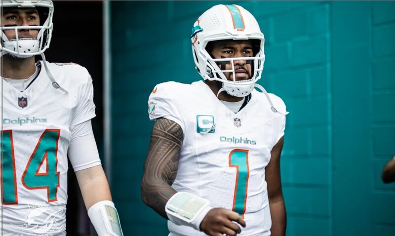 El jugador de fútbol americano Tua Tagovailoa de los Miami Dolphins se prepara para el partido.
