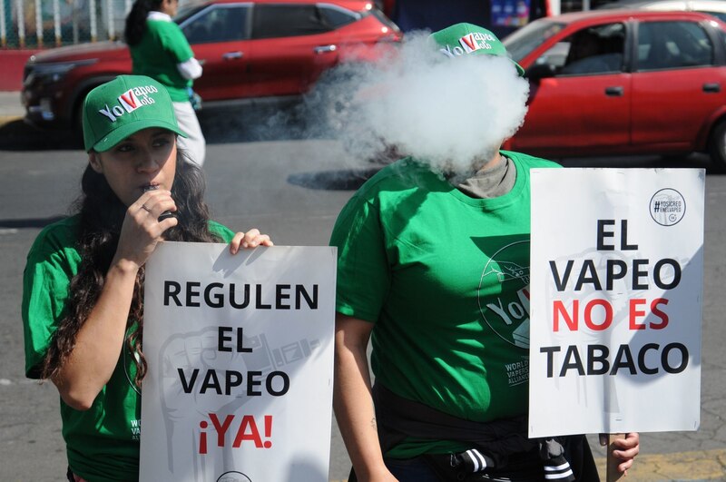 Manifestantes pro vapeo protestaron afuera de la Cámara de Diputados para exigir que no se prohíba el uso de estos objetos.