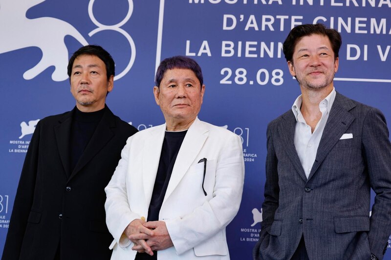 Tres hombres asiáticos en un evento de alfombra roja