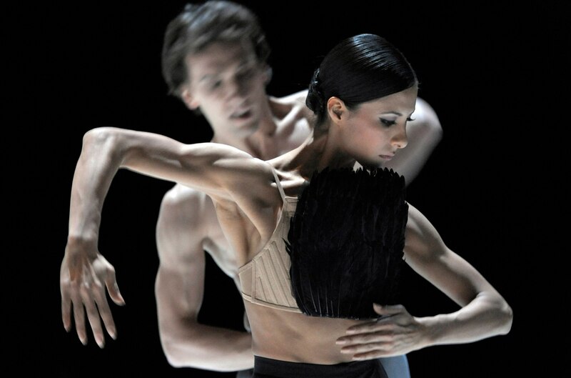 Bailarines de ballet realizando una coreografía.