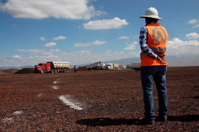Un trabajador de la construcción observa el paisaje en una obra