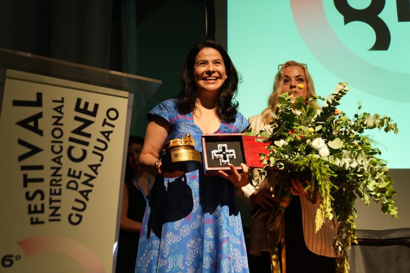 La directora de cine Lucrecia Martel recibe el premio a la mejor película en el Festival Internacional de Cine de Guanajuato