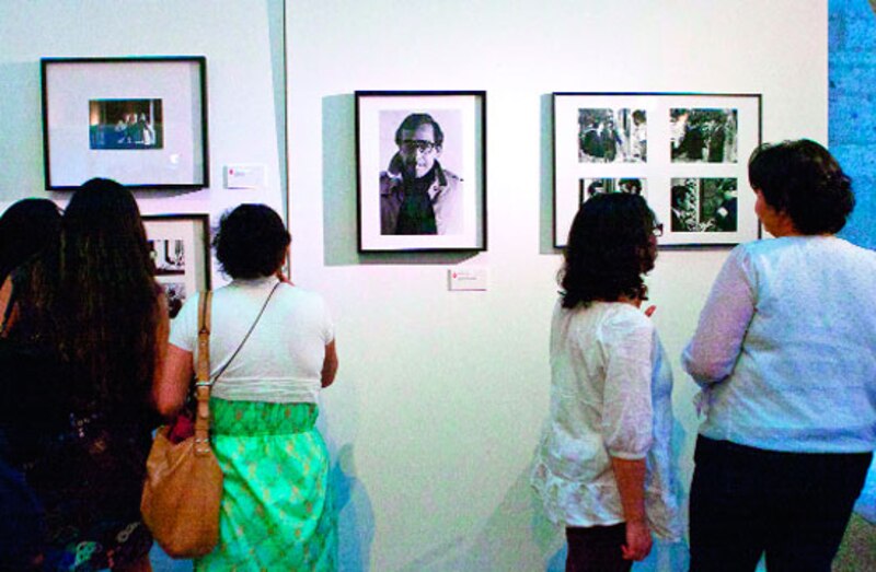 Mujeres observando una exposición de fotografías en un museo