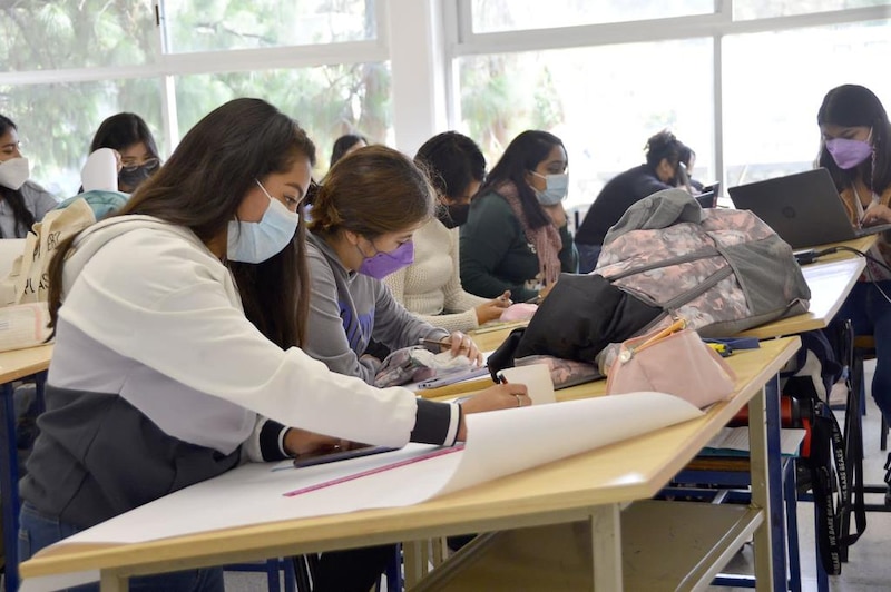 Estudiantes universitarias trabajando en un proyecto