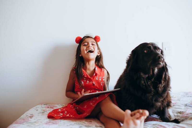Niña con perro