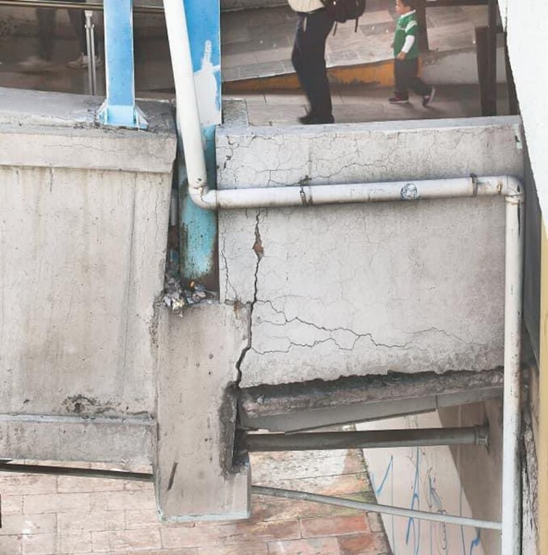 Grietas en puente peatonal ponen en riesgo a transeúntes