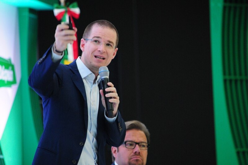 El político da un discurso ante una multitud.