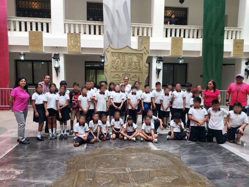 Un grupo de niños visita el Palacio Nacional en la Ciudad de México.