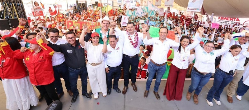 Políticos mexicanos celebran un triunfo electoral