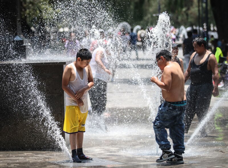 Niños jugando en una fuente