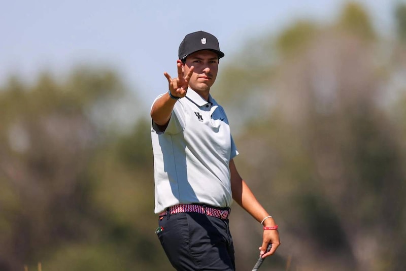 El golfista mexicano Abraham Ancer celebra su victoria en el torneo AT&T Byron Nelson.