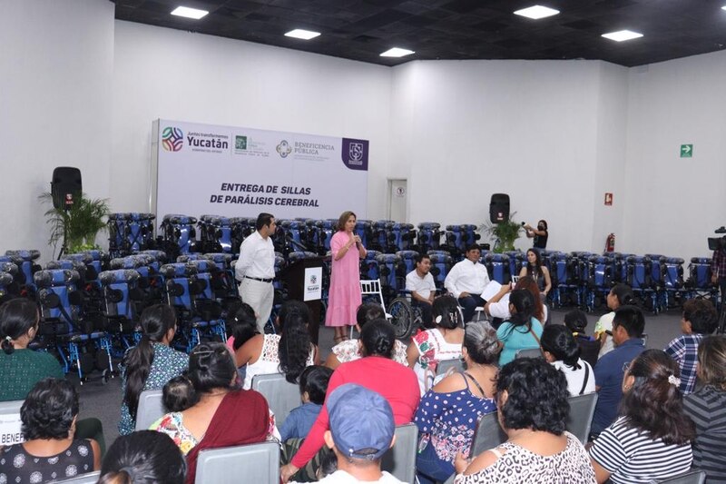 Entrega de sillas de ruedas para personas con parálisis cerebral