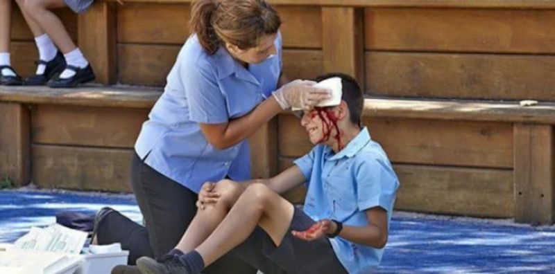 Niño herido en la cabeza