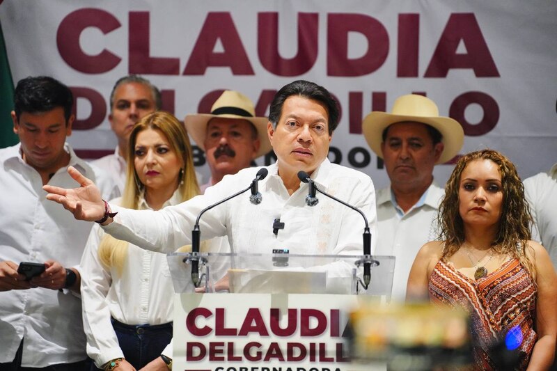 Claudia Sheinbaum, jefa de gobierno de la Ciudad de México, pronuncia un discurso ante un grupo de personas.