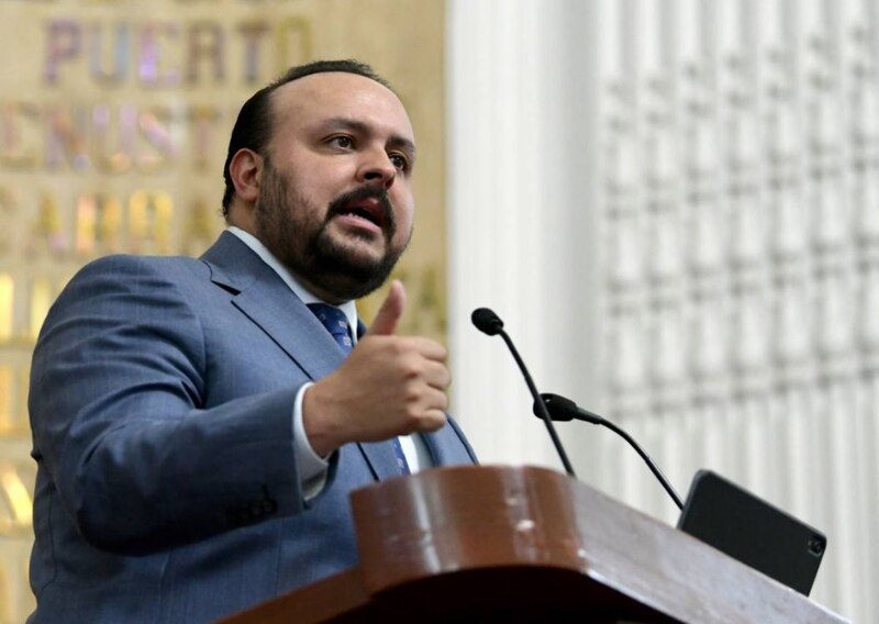 Diputado mexicano da un discurso en el podio.