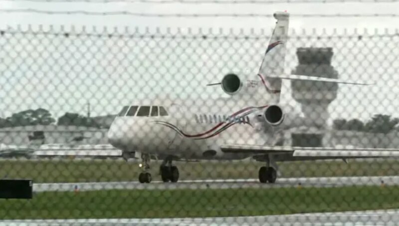 Un jet privado aterriza en el aeropuerto