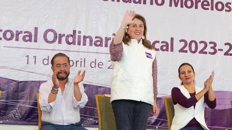 La presidenta municipal electa de Morena, Maricela Sánchez, saluda a sus simpatizantes durante su toma de protesta.