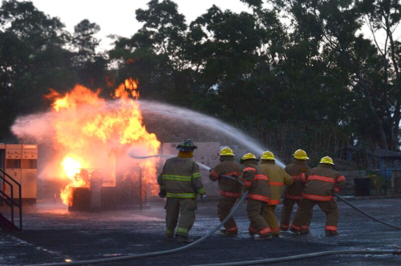 Bomberos apagan un incendio