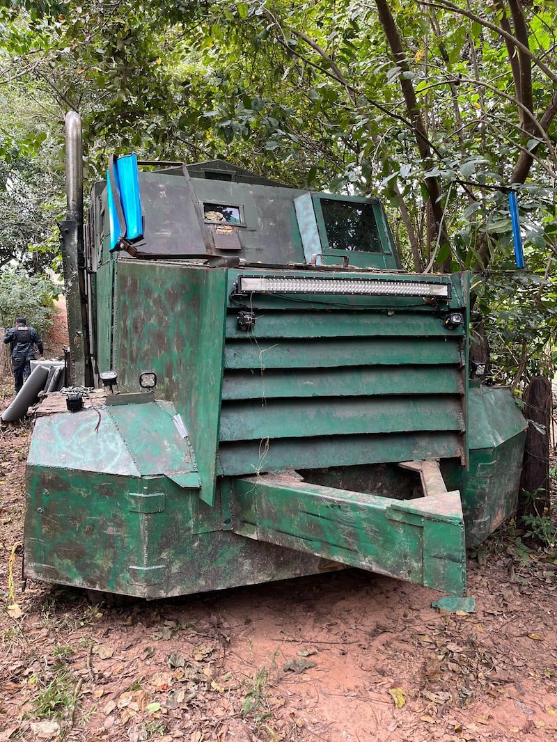 Vehículo blindado tipo "monstruo" decomisado en operativo en Frontera Comalapa