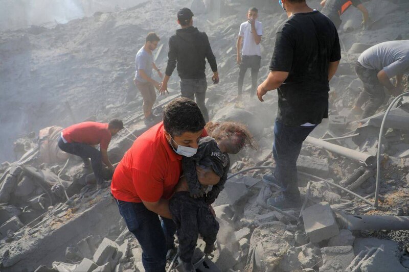 Rescatista salva a un niño de entre los escombros tras una explosión en Beirut