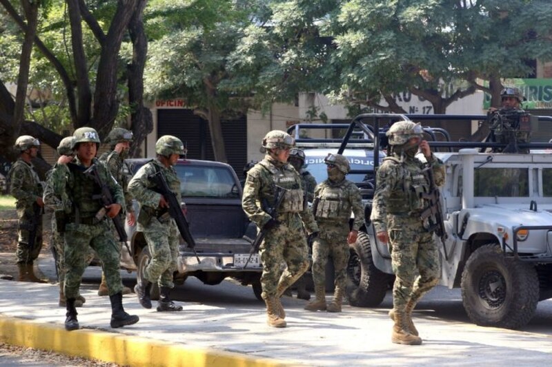 Militares mexicanos patrullan una calle en una ciudad mexicana.