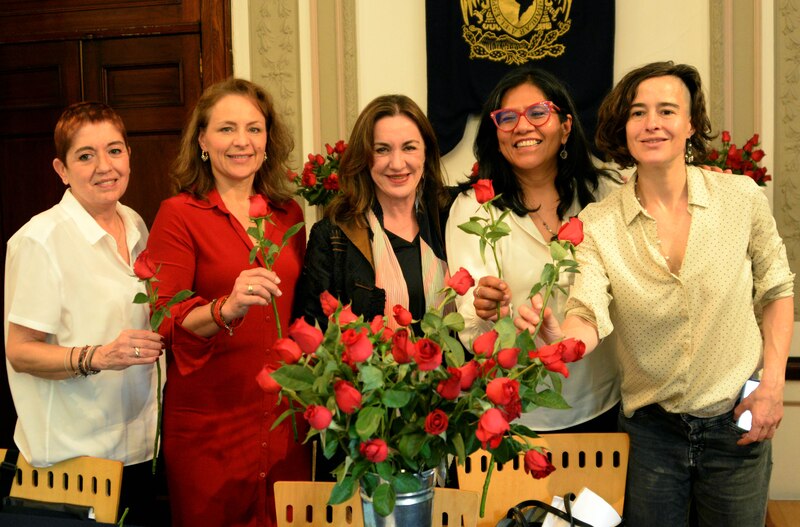 Mujeres con rosas