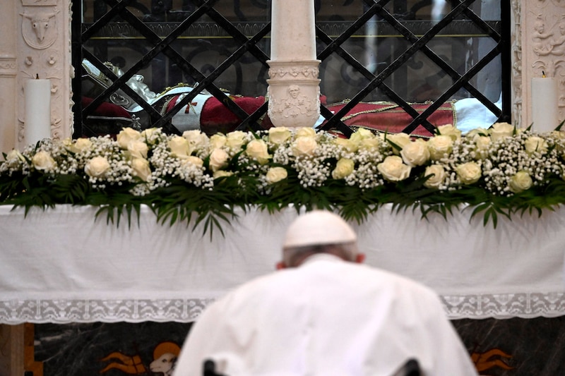 El Papa Francisco reza ante la tumba de San Francisco de Asís