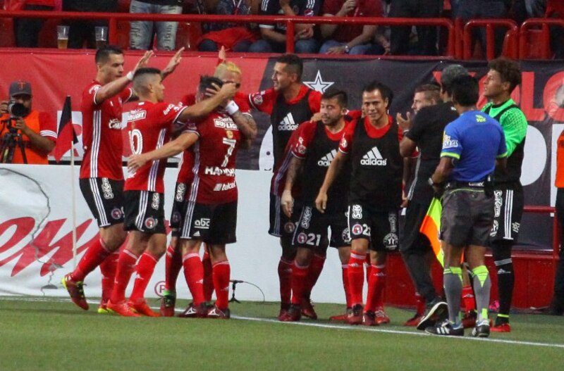 Jugadores de fútbol celebrando un gol