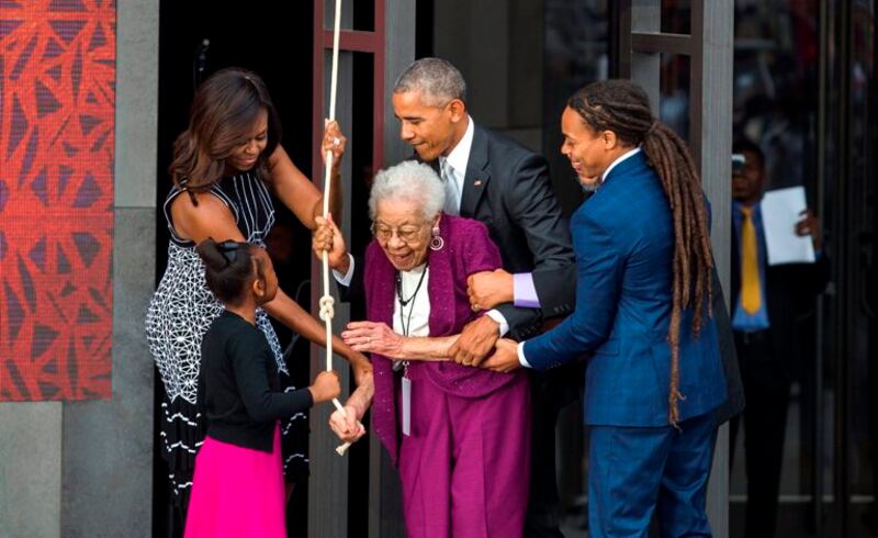 Michelle Obama, Barack Obama, Rosa Parks y Stevie Wonder en la inauguración del Museo Nacional de Historia y Cultura Afroamericana en Washington, D.C.
