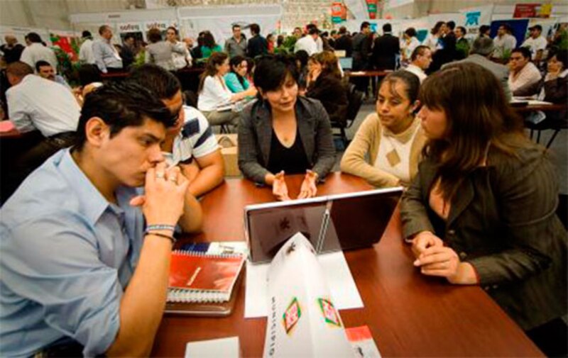 Jóvenes en una feria de empleo