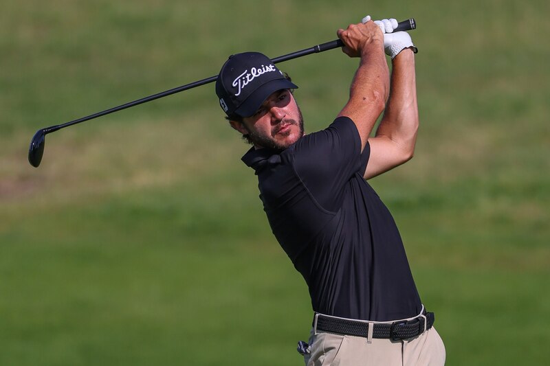 El golfista profesional Jon Rahm en plena acción durante un torneo.