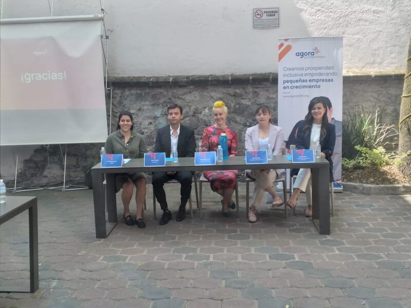 Mujeres empresarias en un panel de discusión