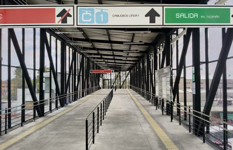 Pasarela peatonal en la Ciudad de México