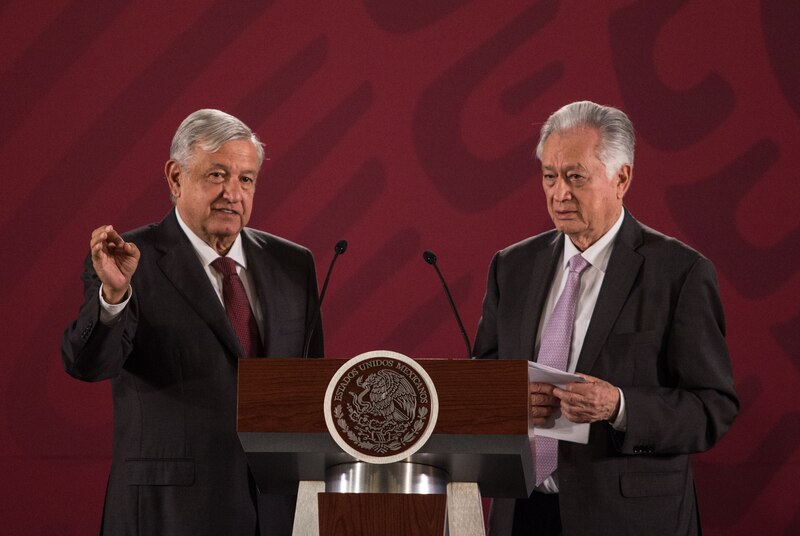 El presidente Andrés Manuel López Obrador y el presidente del Senado, Alejandro Armenta Mier, durante una conferencia de prensa.