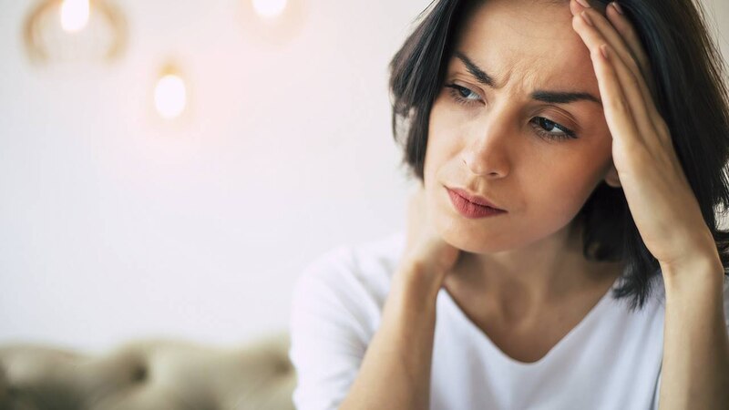 Mujer joven con dolor de cabeza