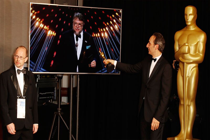 El director de cine James Cameron muestra su Oscar a la mejor dirección por la película "Titanic" en la 70ª edición de los Premios de la Academia en 1998.
