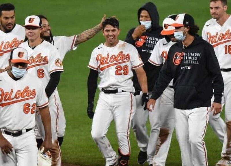 Los Orioles de Baltimore celebran su victoria sobre los Yankees de Nueva York.