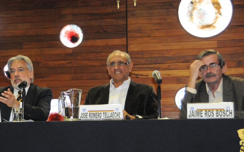 José Romero Tellaeche, Jaime Ros Bosch y otra persona en una mesa redonda