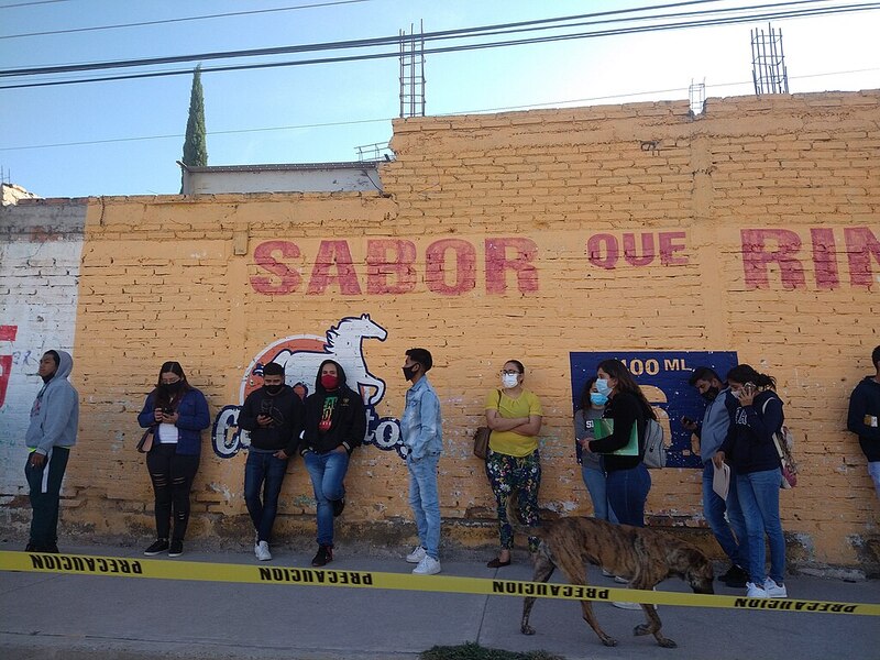 Jóvenes esperan su turno para comprar en una tienda en México